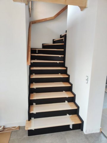 Escalier sur mesure bois avec contremarche noires 