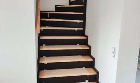 Escalier sur mesure bois avec contremarche noires 