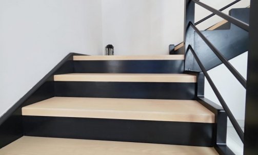 escalier bois sur mesure avec contremarche noires 