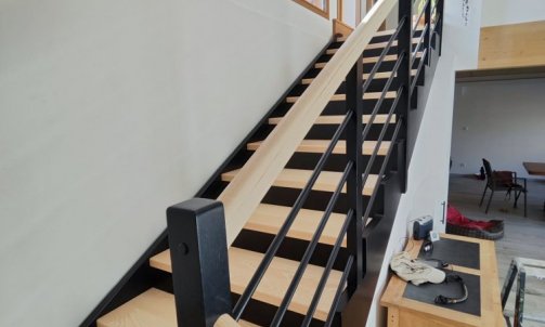 escalier bois sur mesure limon Z noir